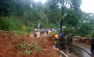 TANAH LONGSOR PUTUSKAN JALUR SOLO-TAWANGMANGU