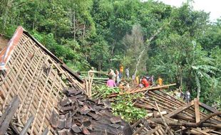 BENCANA LONGSOR: 19 Lokasi di Karanganyar Alami Longsor, Akibatkan Korban Tewas dan Cedera