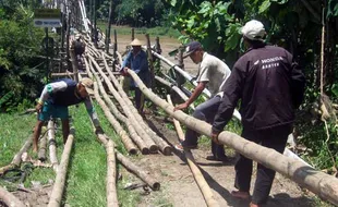 AKSES JALAN TERTUTUP: Jembatan Rusak, Jalur Alternatif Nguter-Bulu Terputus