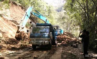 BENCANA LONGSOR: Peralatan Minim, Warga Kesulitan Bersihkan Tanah Longsor