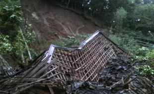 LONGSOR di Karanganyar Rengut Dua Nyawa