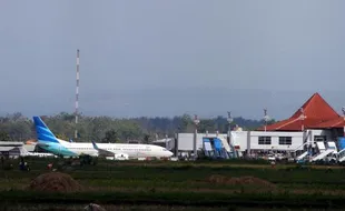 KABUT TEBAL: Penerbangan di Bandara Adi Soemarmo sempat terganggu