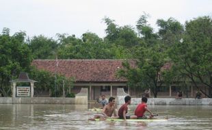 BANJIR BOYOLALI: Siswa Tetap Try Out di antara Genangan Air