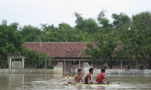 BANJIR BOYOLALI: Siswa Tetap Try Out di antara Genangan Air