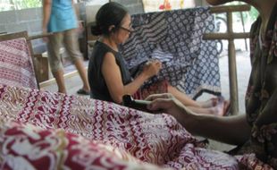 UMKM KULONPROGO : Batik Abstrak, Pilihan Berbusana Batik Gaya Kontemporer