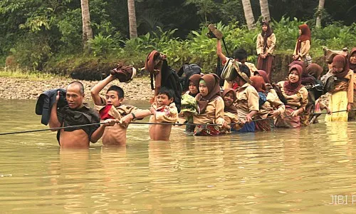 SISWA MERANA TANPA JEMBATAN