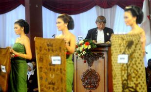 PERAGAAN BATIK Warnai Pengukuhan EMPU BATIK