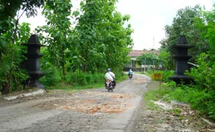  JALAN PENGUBUNG DUA DESA di SELOGIRI RUSAK PARAH