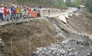 Proyek JEMBATAN GANTUNG Dijanjikan Rampung Maret