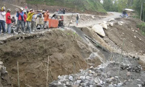 Proyek JEMBATAN GANTUNG Dijanjikan Rampung Maret