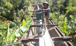 Uji Nyali di Jembatan Gantung Peninggalan Belanda