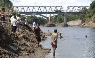 Terpeleset, BOCAH SD TENGGELAM di Sungai Bengawan Solo