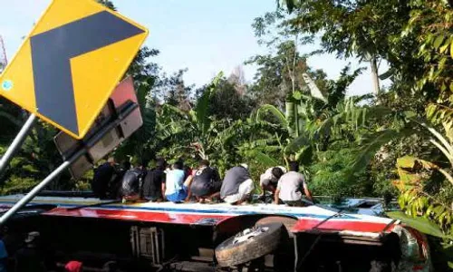 LAKA BUS: Rem Blong, Rukun Sayur Tabrak Motor 1 Tewas