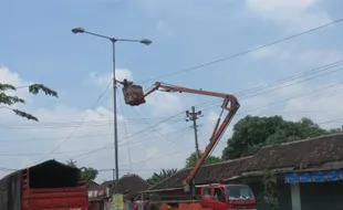   PEMASANGAN LAMPU JALAN Dikebut