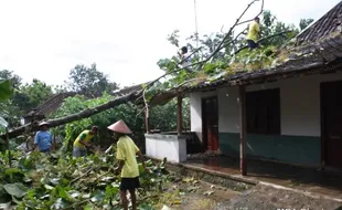 LISUS Terjang Karangpandan, Dua Rumah Porak Poranda