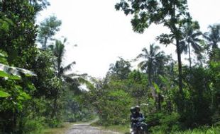  JALAN RUSAK, Desa Karangwaru Harapkan Bantuan