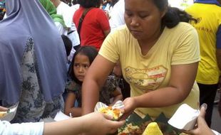 Setelah FESTIVAL JENANG, SBS Bagi-Bagi Tumpeng di CFD