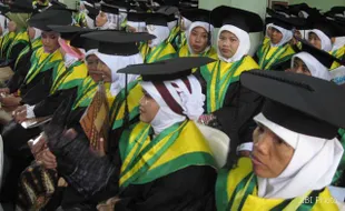  313 MAHASISWA UNU SOLO DIWISUDA