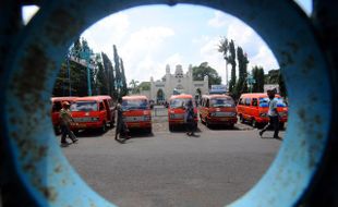 ANGKOT DEPAN MASJID AGUNG