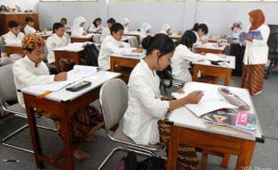 SISWA SEKOLAH KENAKAN BAJU TRADISIONAL