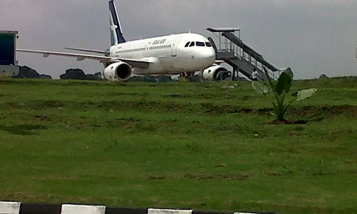 Mendarat di Solo, Pesawat SILK AIR Keluarkan Asap