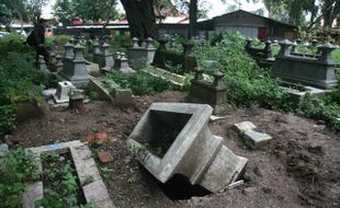 MAKAM DEPOK