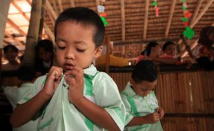 LOMBA MENGANCINGKAN BAJU