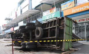 KECELAKAAN LALU LINTAS: Truk Terguling Di Area SCP, Jalur City Walk Ambles