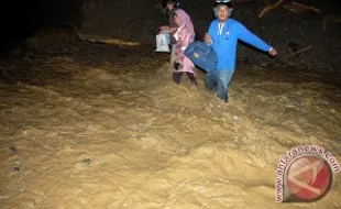 BANJIR BANDANG: 700 Warga di Lombok Timur Mengungsi