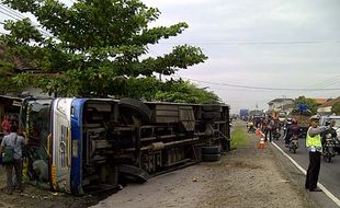 BUS TERGULING: Bus Sumber Selamat Terguling di Kebakkramat