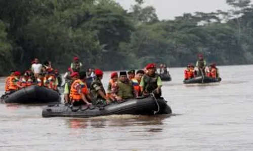 BANJIR BENGAWAN SOLO : Tim SAR Bojonegoro Susuri Bengawan Solo