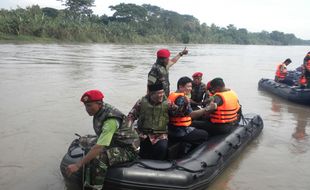 SUSURI BENGAWAN SOLO DENGAN PERAHU KARET