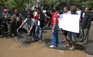 WARGA BLOKADE JALAN Tawangsari-Watukelir, Kubangan Ditaburi Lele