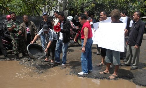 WARGA BLOKADE JALAN Tawangsari-Watukelir, Kubangan Ditaburi Lele