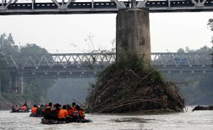 BUNUH DIRI KARANGANYAR : Jasad Warga Ciamis yang Lompat dari Jembatan Jurug Ditemukan