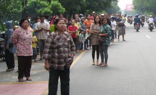 OPERA VAN JAVA: Rombongan OVJ Tak Lewat Warga Kecewa