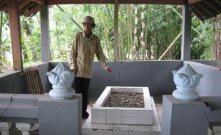 MAKAM LELUHUR TERANCAM TERGUSUR JALAN TOL