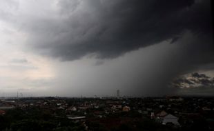 ANGIN KENCANG KLATEN : Puting Beliung Rusak Rumah dan Tumbangkan Puluhan Pohon di Prambanan