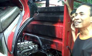 TRUK TERBAKAR: Truk Angkut Paku Terbakar di Boyolali