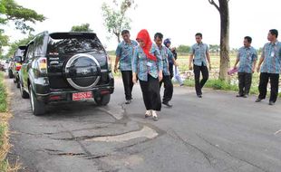 JALAN RUSAK: Mobil Bupati pun Bergoyang Hindari Lubang