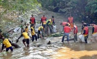 HARI AIR SEDUNIA: Puluhan Mahasiswa Kerja Bakti Bersihkan Sungai