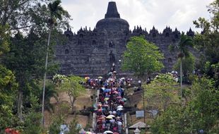 FORUM PENYAIR: Puluhan Penyair Dunia Baca Puisi di Borobudur