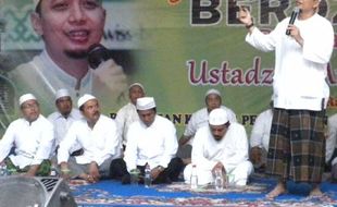 DEMO 4 NOVEMBER : Arifin Ilham: yang Turun Ulama & Orang Beriman