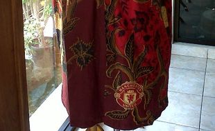 BATIK BOLA: Menendang Pasar