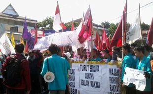 MAHASISWA BERDEMO DI DEPAN KAMPUS UMS