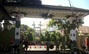 ADA DEMO, PINTU MASUK BALAIKOTA JOGJA DITUTUP