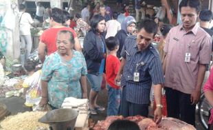 DAGING GELONGGONGAN DITEMUKAN DI PASAR KOTA KLATEN