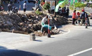 PEKERJAAN PROYEK : AMP Terlambat, Pekerjaan 2 Paket Jalan Lingkungan Terancam Molor