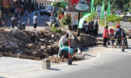 PEKERJAAN PROYEK : AMP Terlambat, Pekerjaan 2 Paket Jalan Lingkungan Terancam Molor