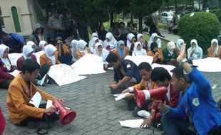 MENYINDIR SIDANG PARIPURNA DPR